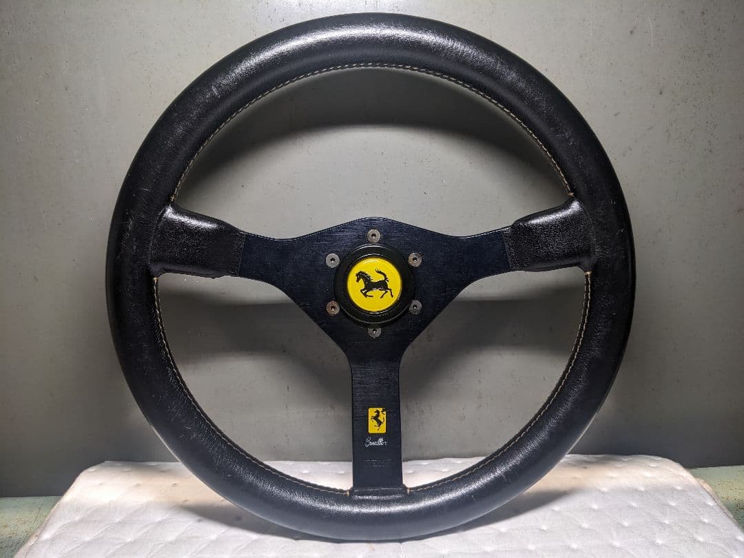 MOMO Cavallino ステアリング ● ホーンボタン、ボス付き