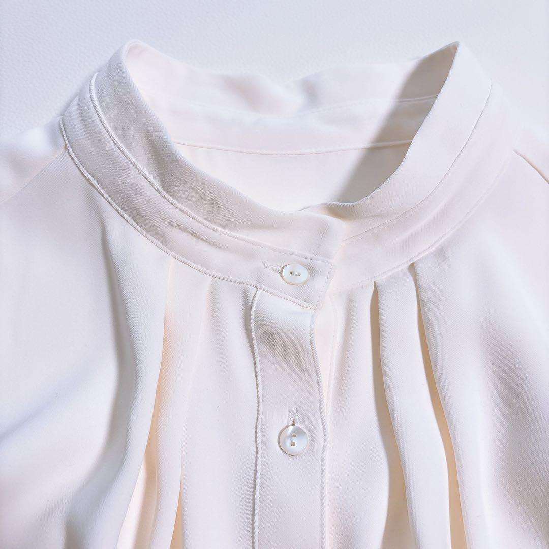 未使用タグ付き SOEJU サテンスタンドタックブラウス ホワイト　白