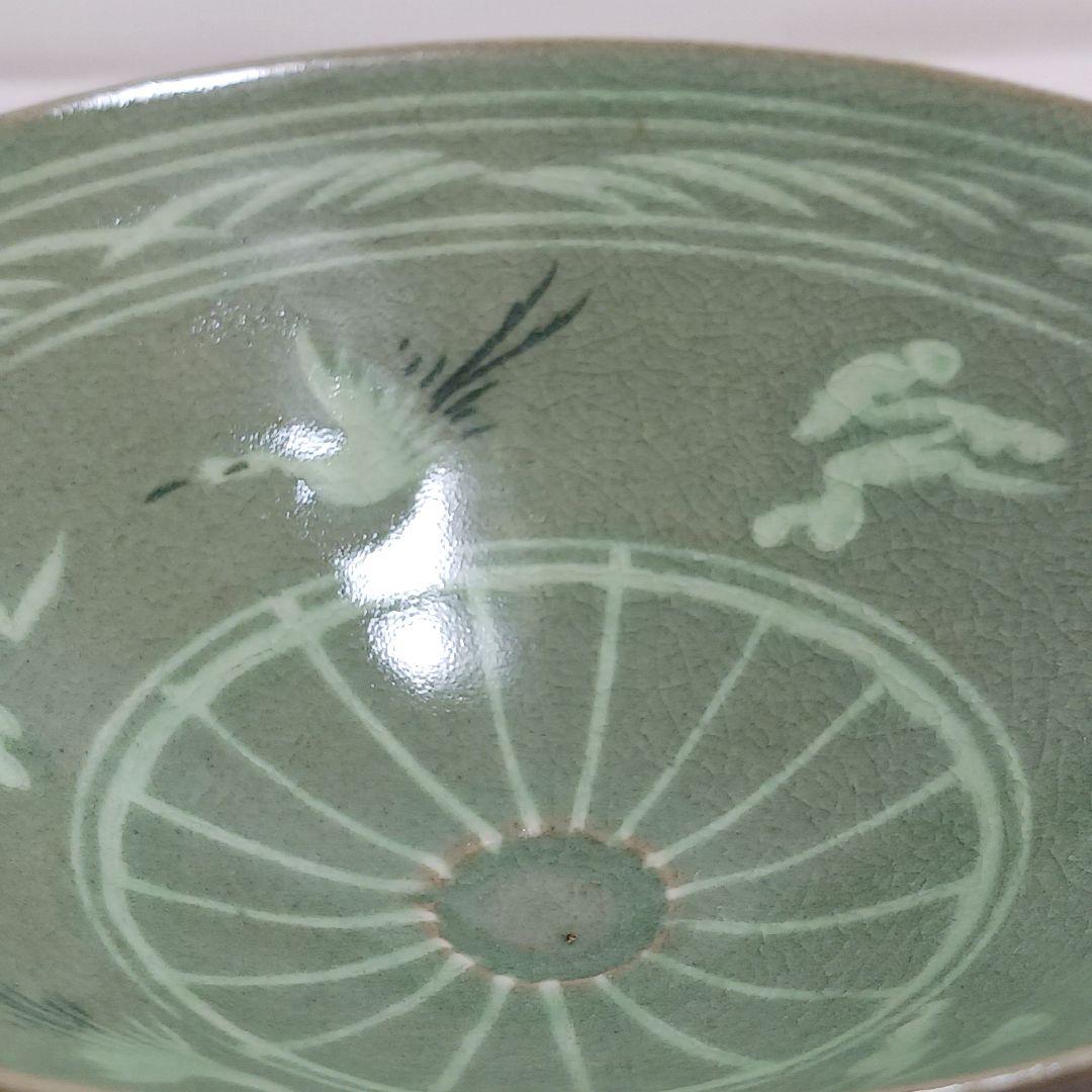 Y3122-94 青磁 雲鶴文 平茶碗 木箱付き