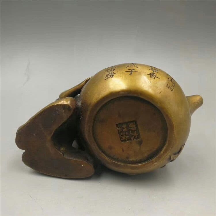 骨董品の美女が酒を注ぐ。徳利。急須。家具。置物を飾る