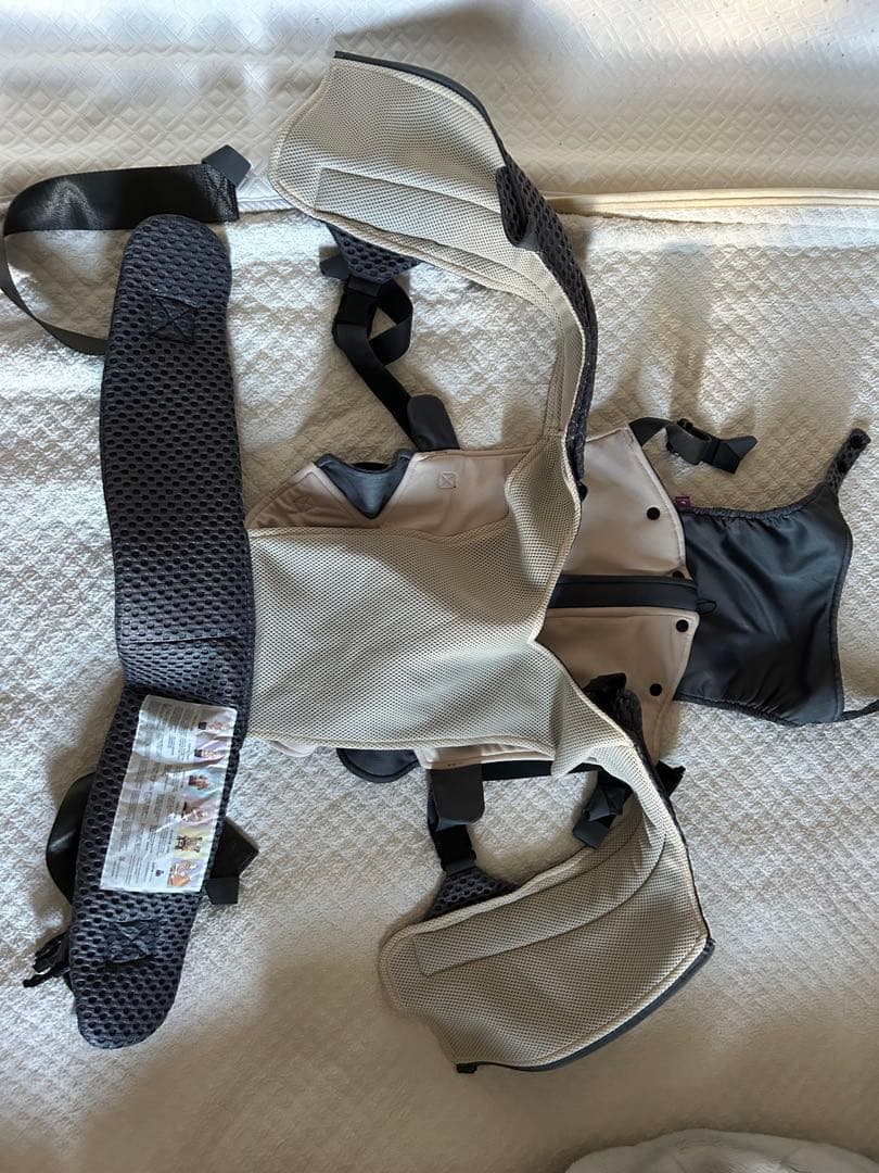 抱っこ紐 メッシュ 黒 ベージュ　べべスワン