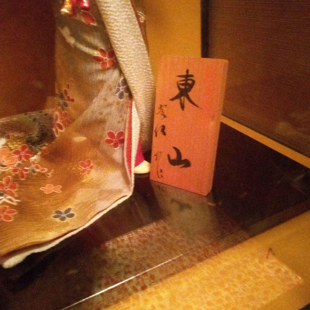 赤色の着物を着た東山日本人形