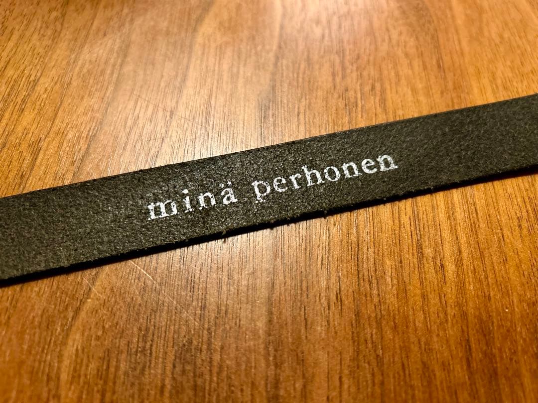 ミナペルホネン タンバリン ベルト minaperhonen 真鍮 ネイビー