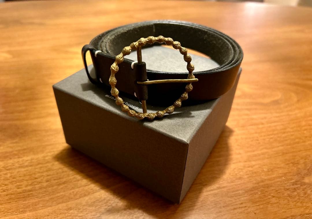 ミナペルホネン タンバリン ベルト minaperhonen 真鍮 ネイビー