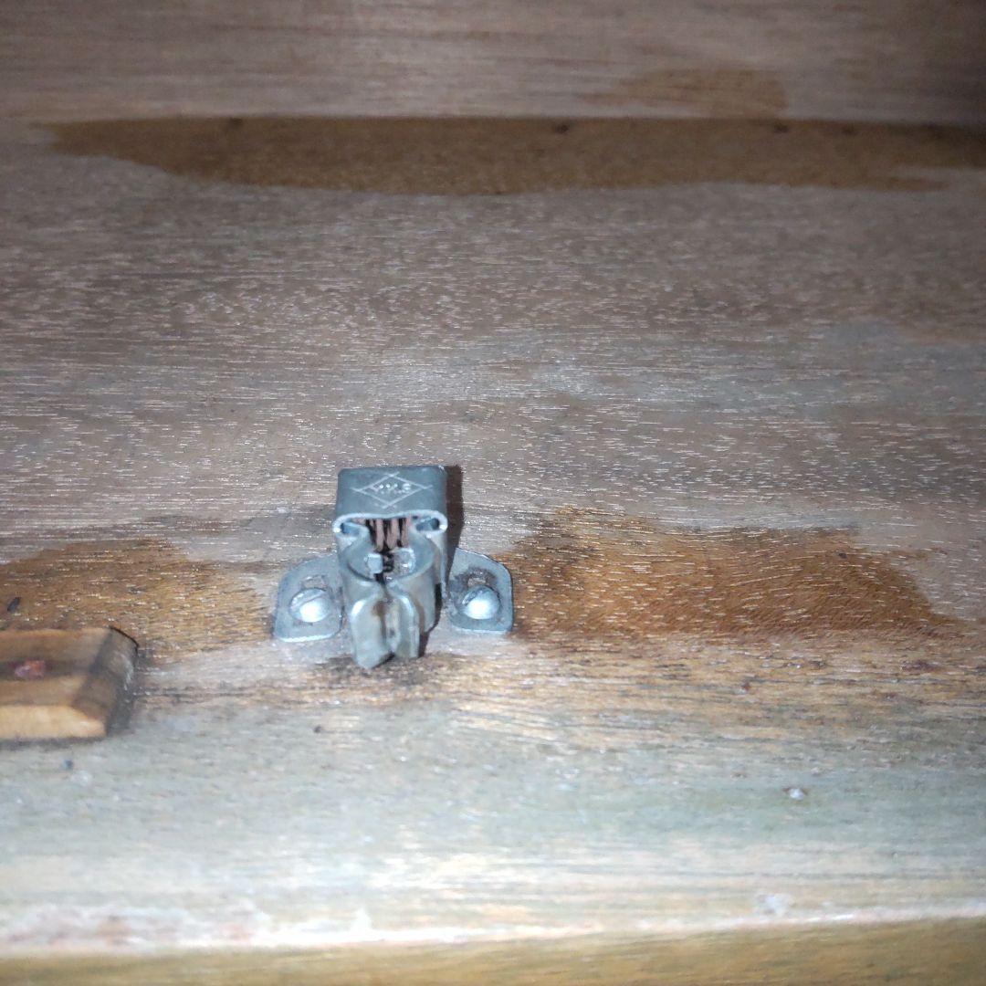 レトロな木製キャビネット 古い本棚 ガラス扉付き カーテン付き