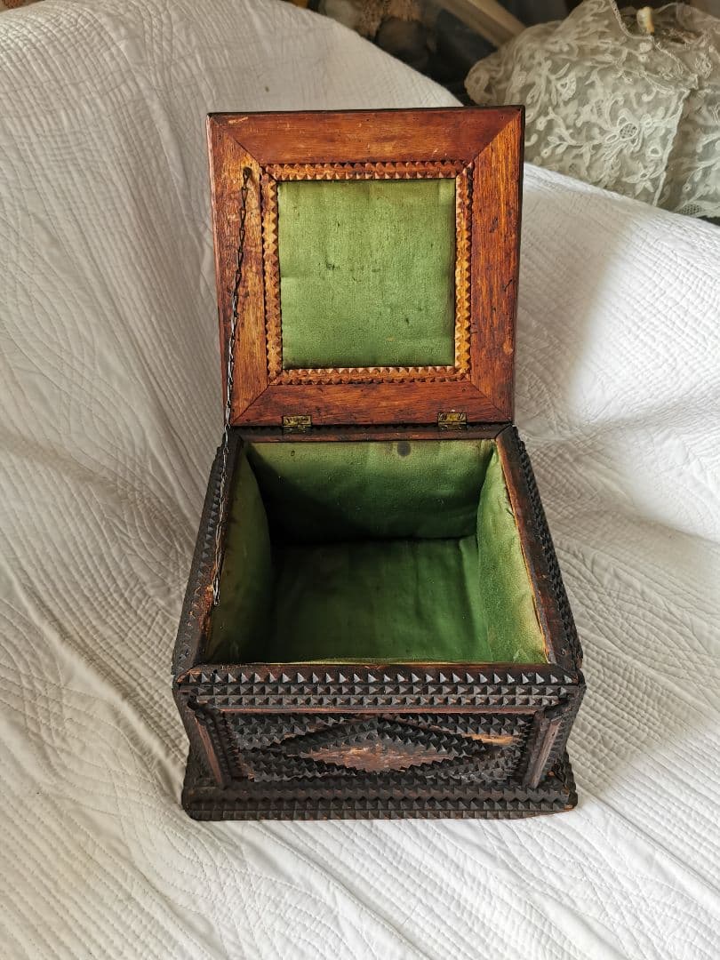 アンティーク 木製彫刻装飾トランプアート 蓋付き裁縫ボックス 内装総グリーン布張