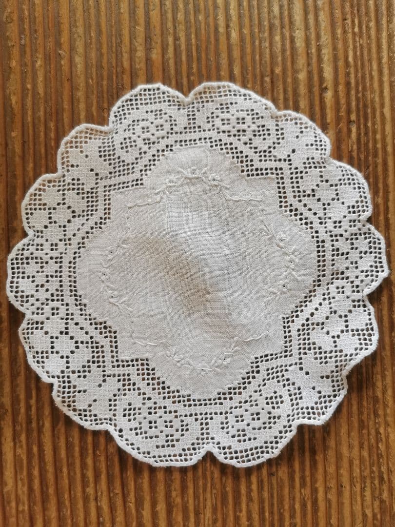 アンティーク フィレレース＆アペンツェル 白糸小花刺繍 フラワー型リネンドイリー