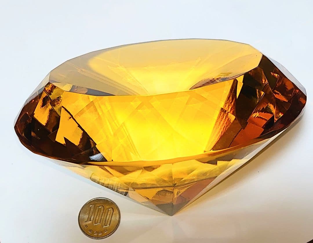 イエローダイヤモンド大玉水晶(横145㎜、重さ1975g)