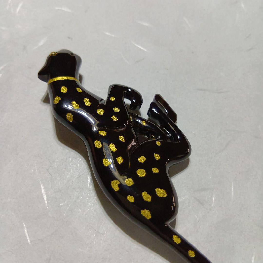 鼈甲沈金付きピューマブローチ