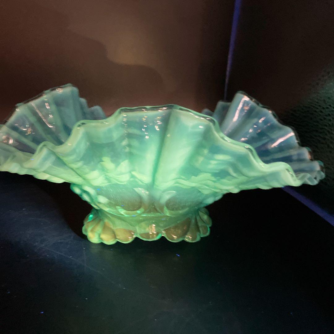美品 ボーモント・フェントン社 ブルーオパルセント ウランガラス フリル ボウル