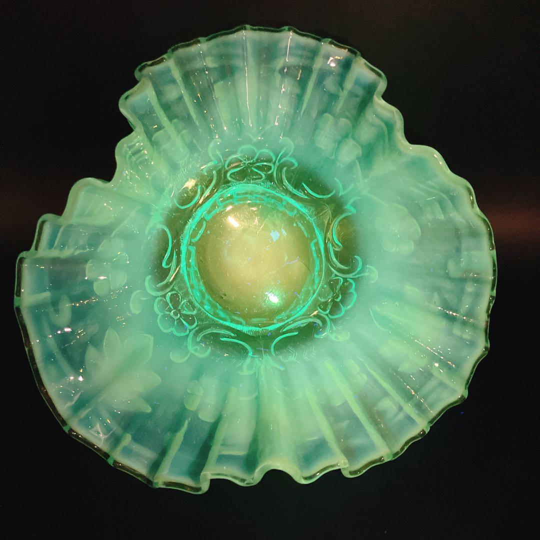 美品 ボーモント・フェントン社 ブルーオパルセント ウランガラス フリル ボウル