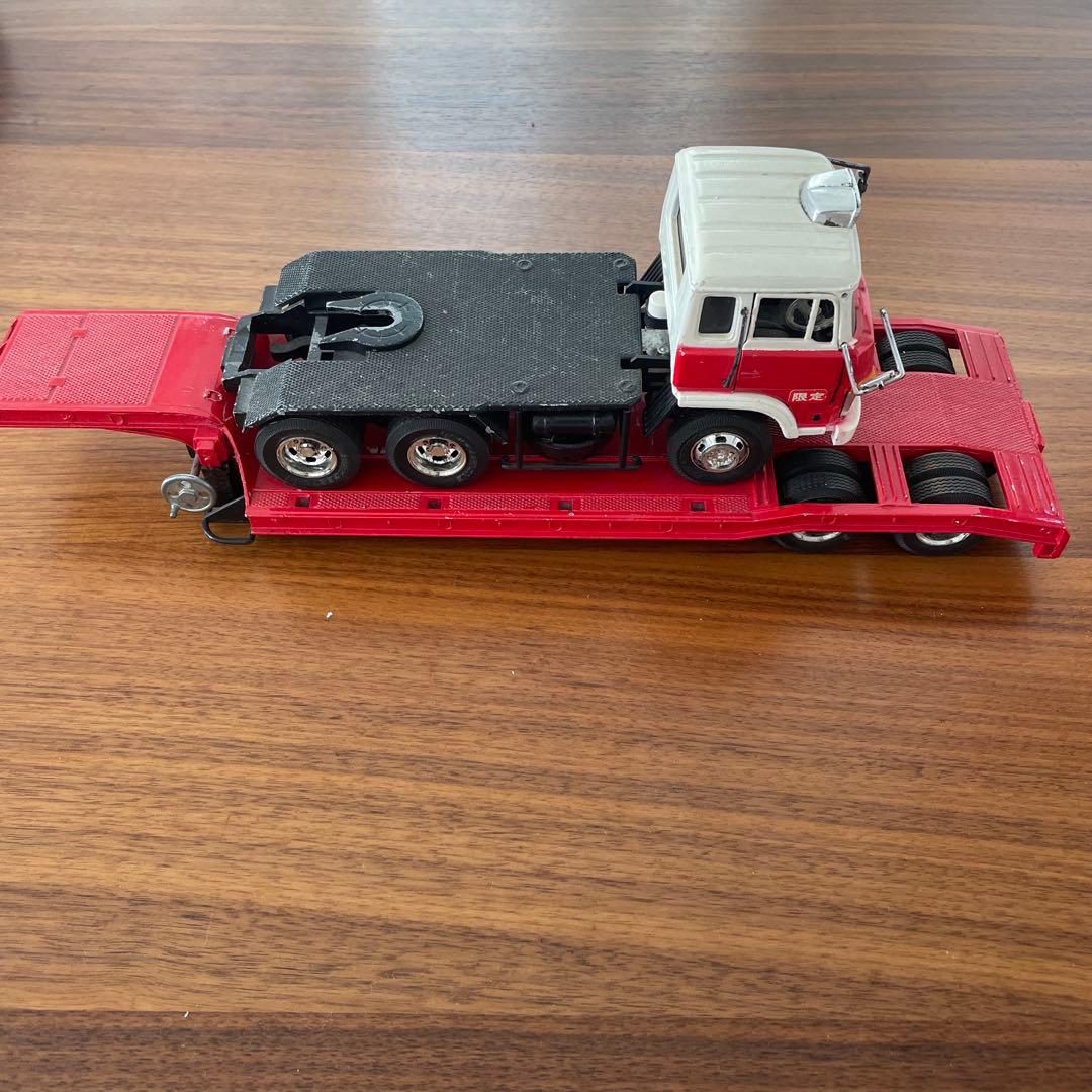 トミカ 赤と白 トレーラー 6ホイール