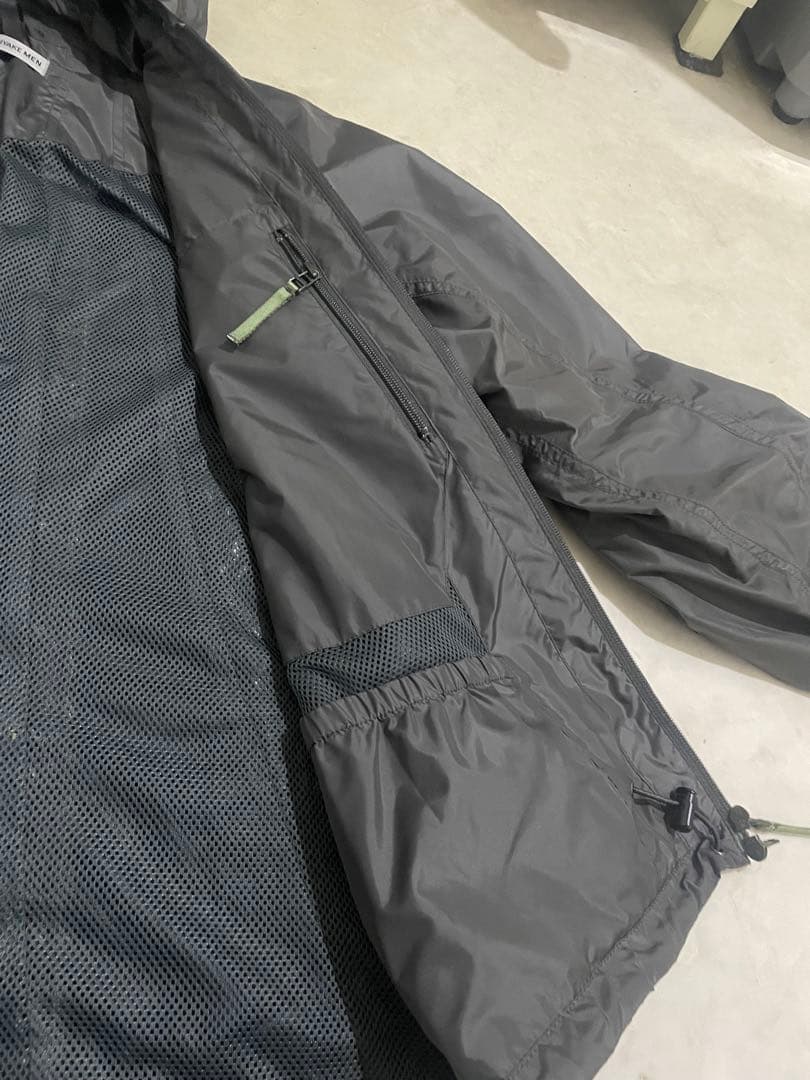 ISSEY MIYAKE MEN ダークグレーウィンドブレーカー