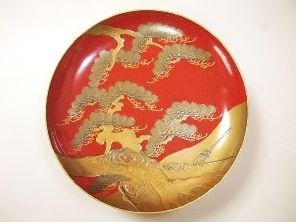 酒器 三ツ重揃 盃台 惣黒 金蒔絵 漆塗りの黒と金の膳と赤い皿