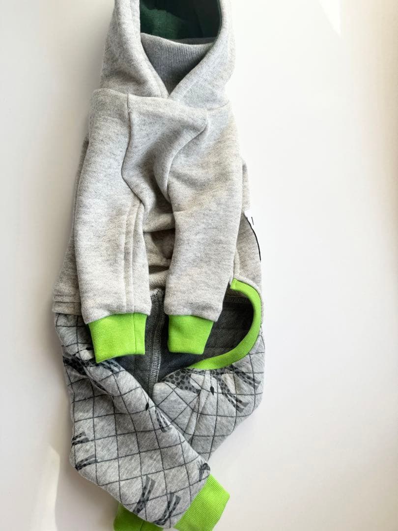 黄緑の袖のロンパース