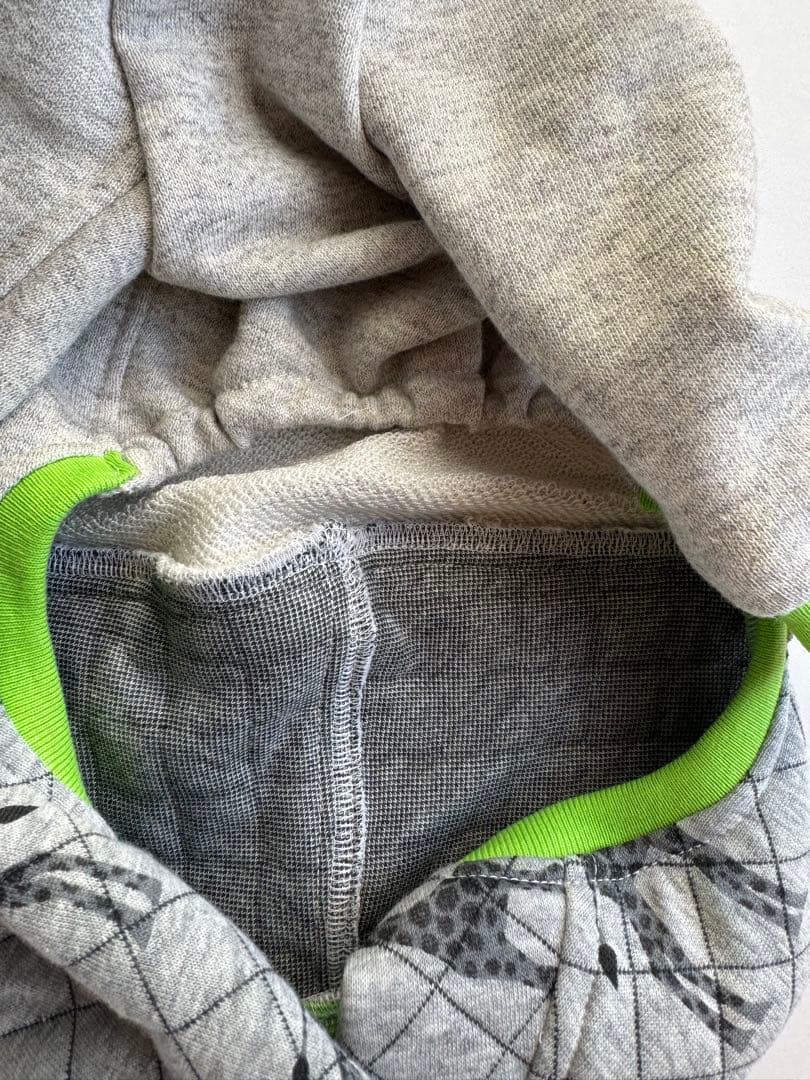 黄緑の袖のロンパース