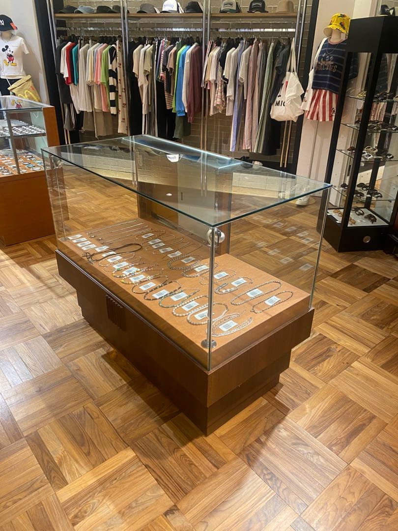 店舗で使用していたガラス什器2個セット