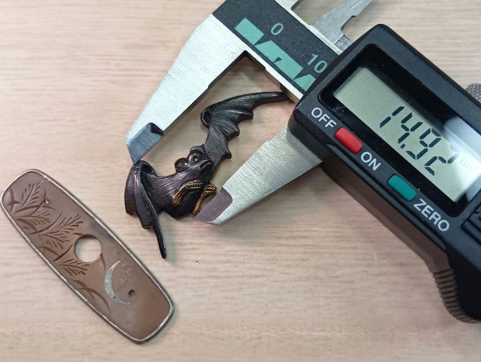 煙草入れ／蝙蝠前金具／すすき野と三日月