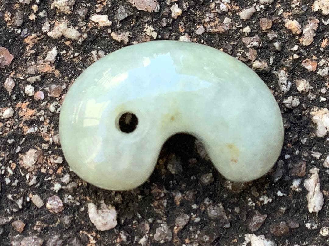 ✳ガラス質のアイスジェイド氷　糸魚川翡翠勾玉　極上高品質‼️ 鑑別書付の希少品を