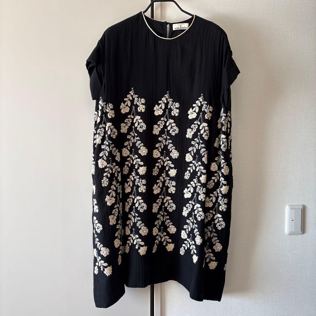 ミナペルホネン　花柄刺繍 半袖ワンピース 黒　twins
