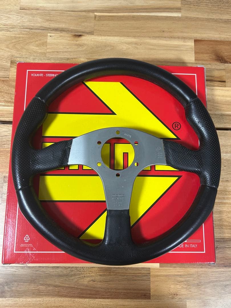 MOMO RACE 35パイステアリング