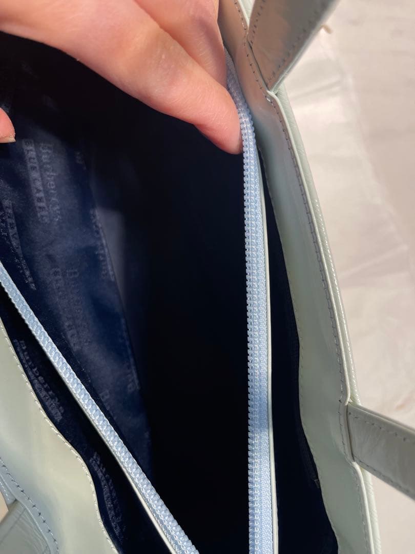 burberryライトグリーン エナメル ハンドバッグ