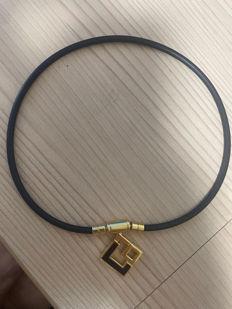 幾何学模様の金色ペンダントネックレス