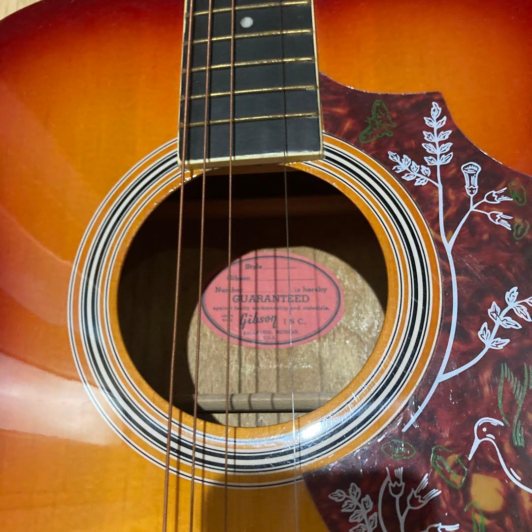 エレアコギター　ギブソンレプリカ　アンプからも音出せます。