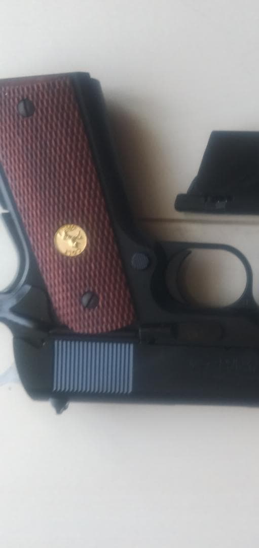 ウエスタンアームズ、コルトマークⅣシリーズ70ウッドグリップ付き。