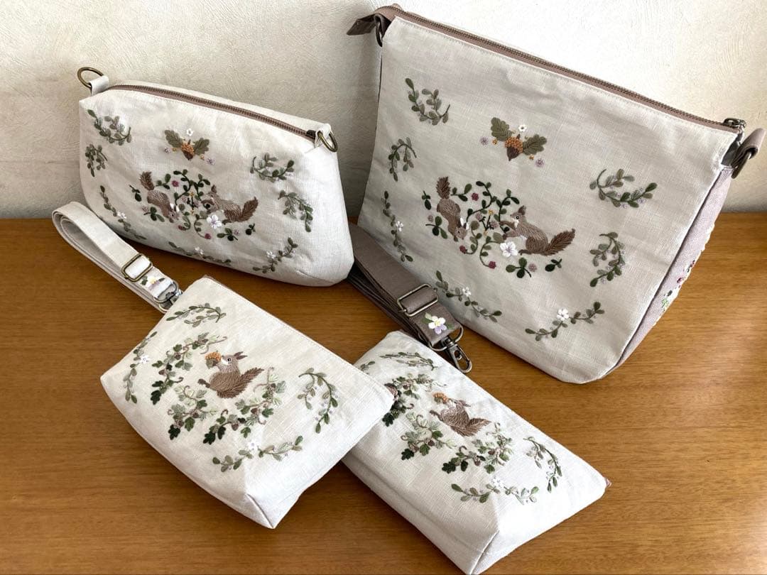 ハンドメイド手刺繍ショルダーバッグとポーチ