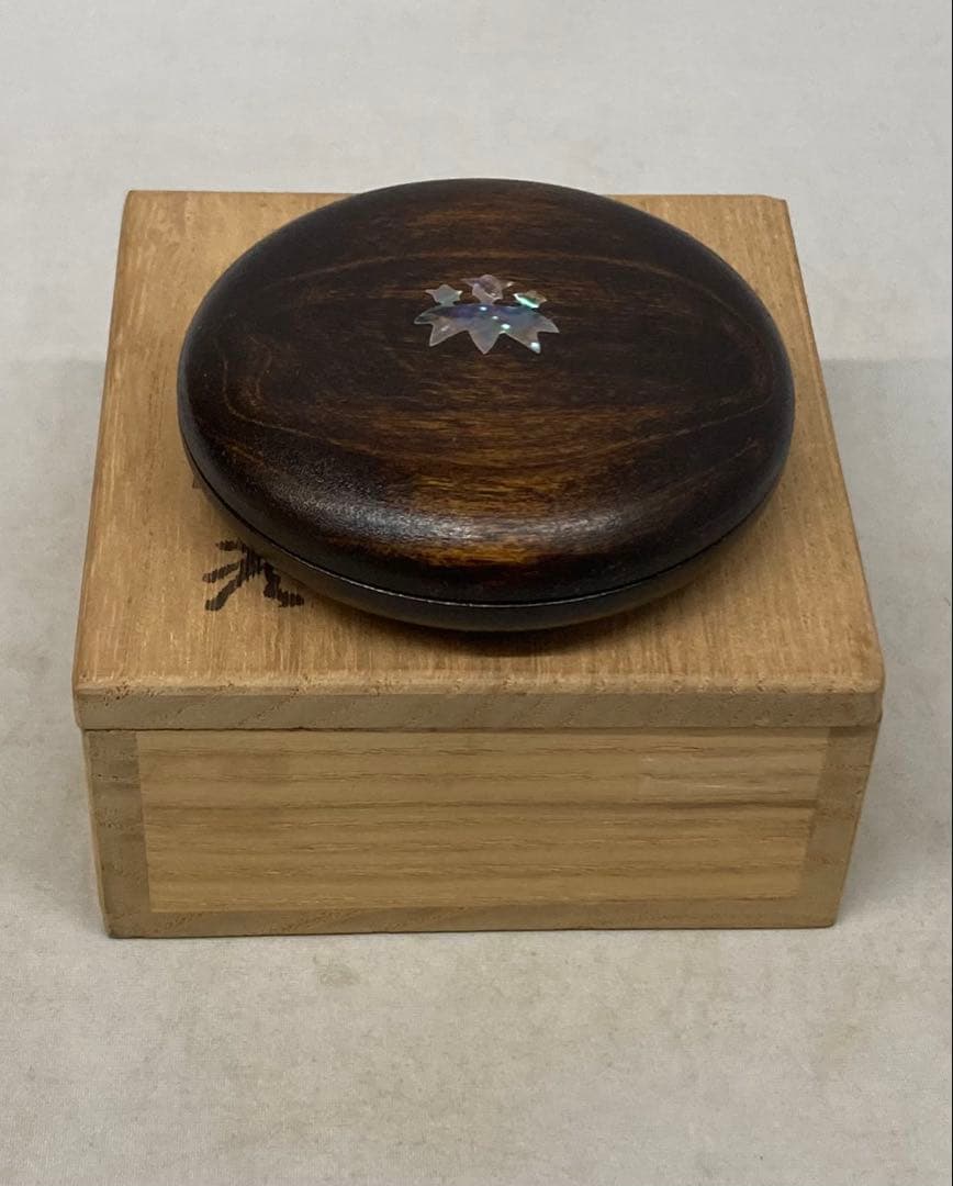 B528b 香合　夏目有彦作　共箱　笹竜胆図　木地漆塗　青貝　茶道具