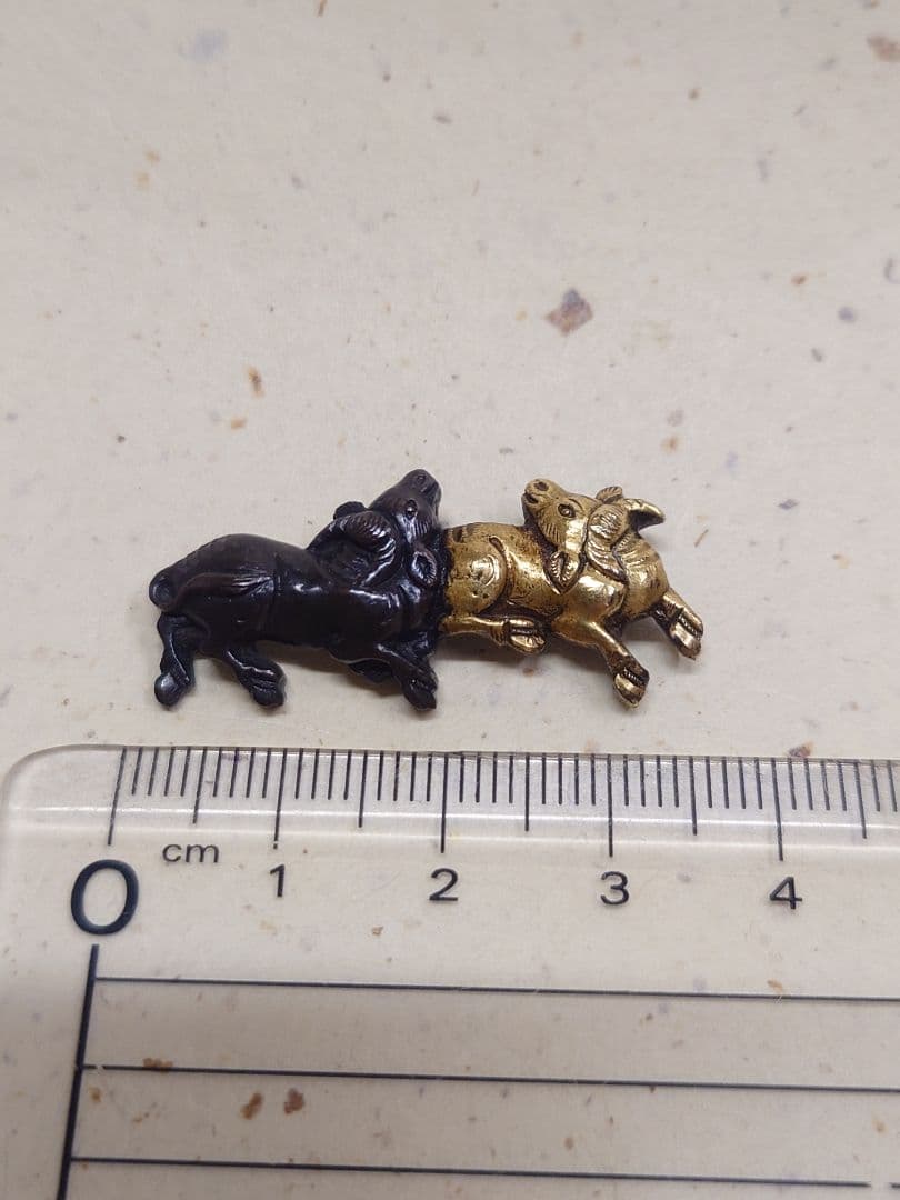 目貫、赤銅地に水牛二匹図