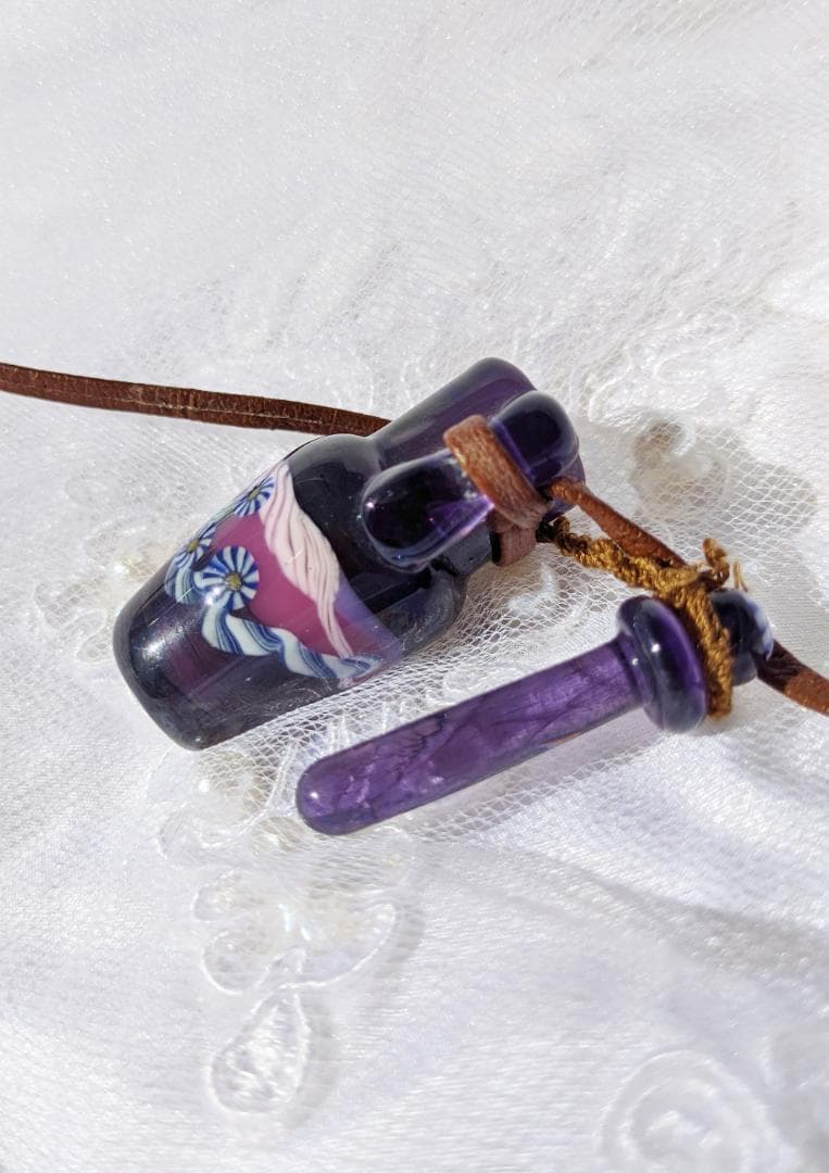 吉田正子トンボ玉（貳拾捌）　「瓶型」皮ひもネックレス　ガラス玉に込めた日本画