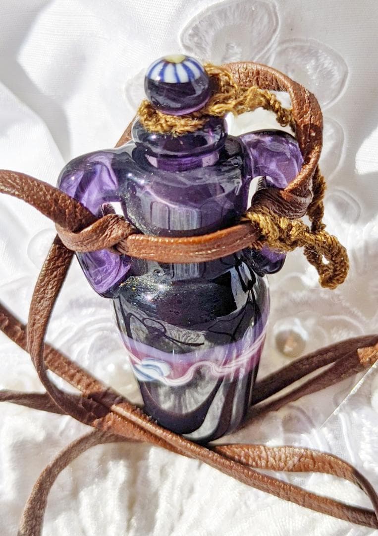 吉田正子トンボ玉（貳拾捌）　「瓶型」皮ひもネックレス　ガラス玉に込めた日本画