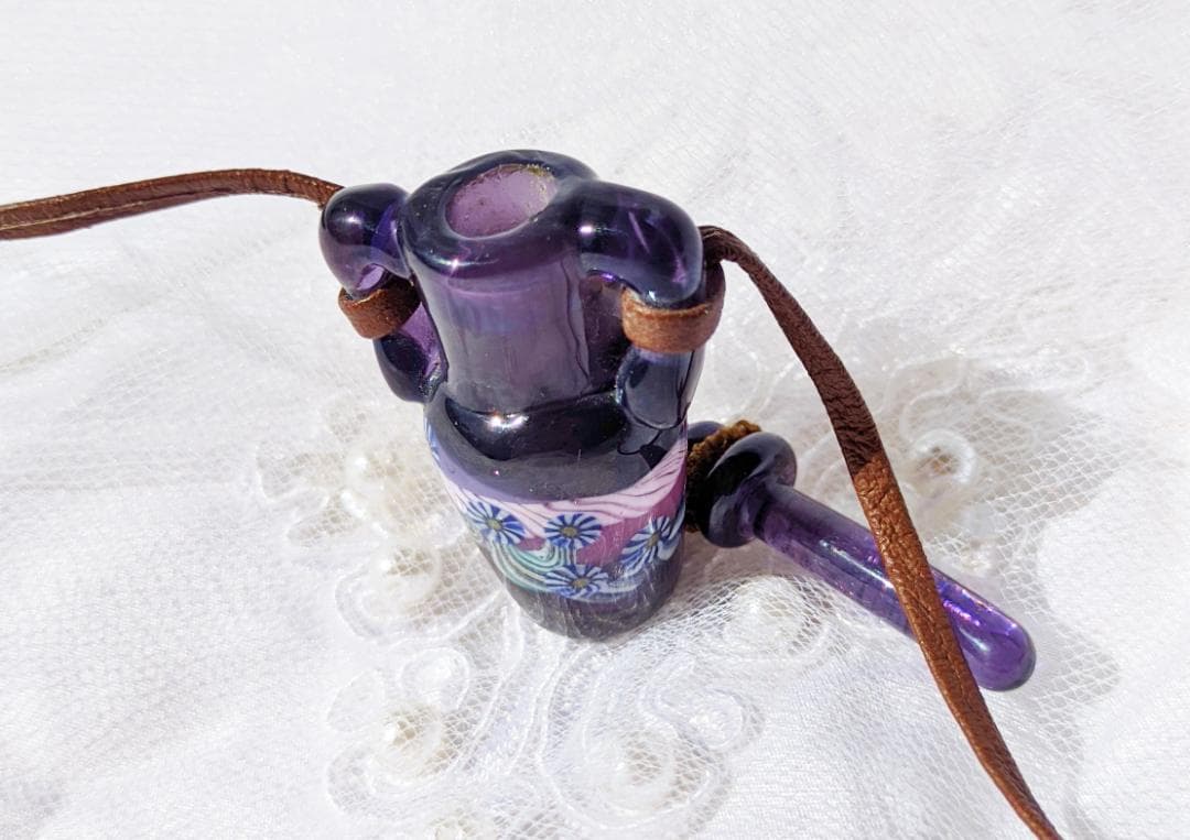 吉田正子トンボ玉（貳拾捌）　「瓶型」皮ひもネックレス　ガラス玉に込めた日本画