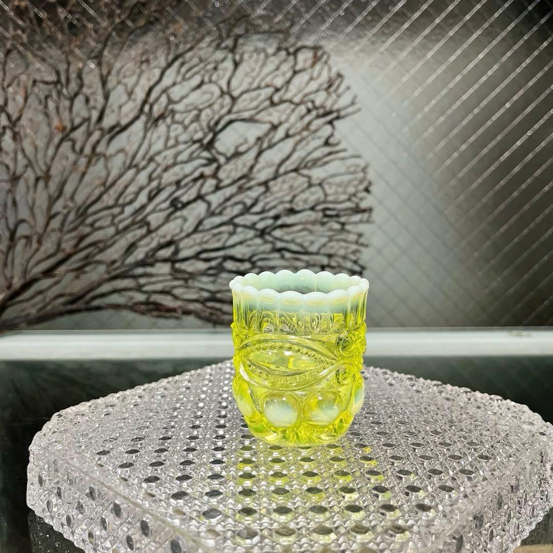 骨董　時代プレス　乳白色暈し　オパールセント カナリアイエロー猪口　盃　ウラン