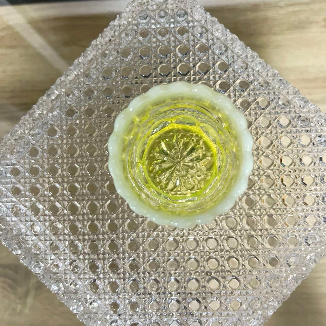 骨董　時代プレス　乳白色暈し　オパールセント カナリアイエロー猪口　盃　ウラン