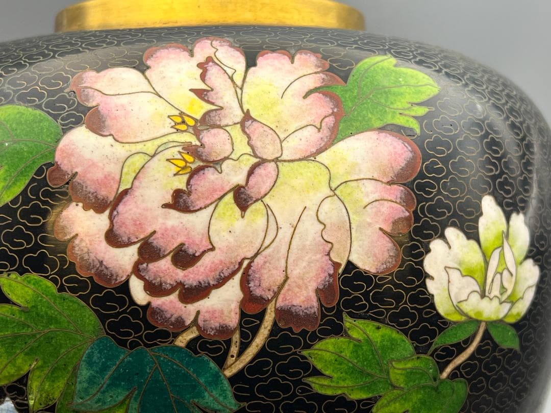 黒エナメル七宝焼き　真鍮製　大花瓶　花蝶図　重量約1996g　中国美術品