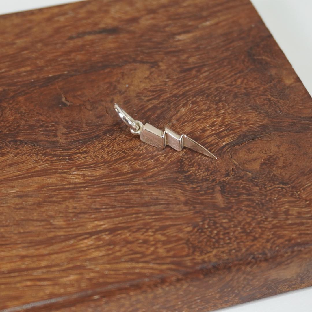 ◇RAOING◇ネックレス　トップのみ　　閃光　Ｋ10　flash