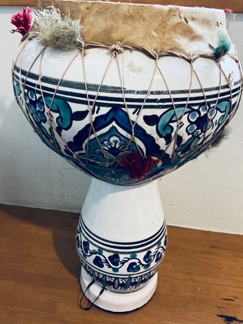 伝統的な陶器製楽器　ダルブッカ