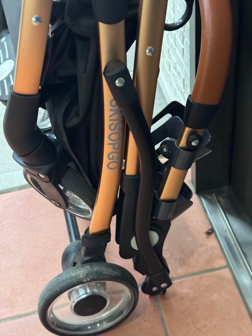 ベージュと黒の ペットカート