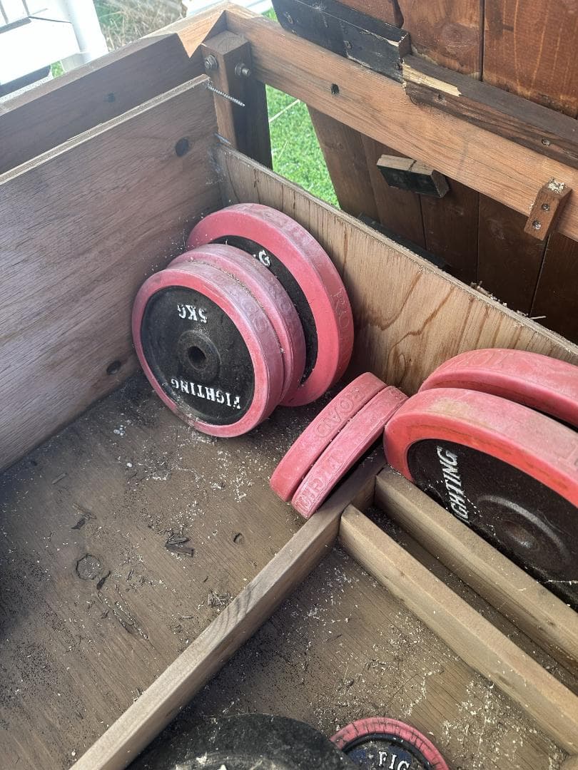 ウエイトトレーニング weight lifting cage, bars and weights