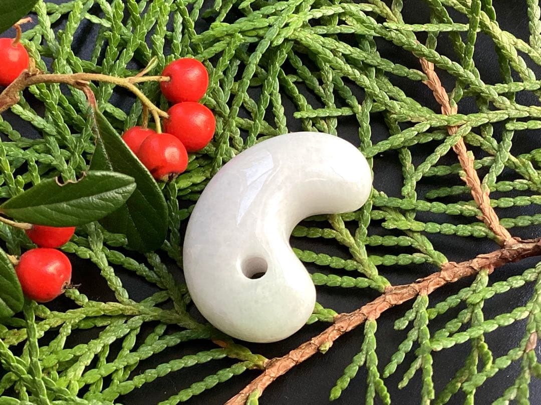 ✳️最後の1個 極上ラベンダー　糸魚川翡翠勾玉　お身近に本物の御守り石を　鑑別書付