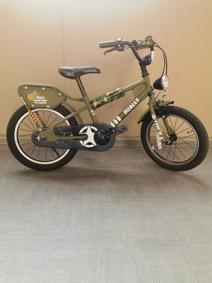 子供用自転車　16インチ　限定モデル　未使用の補助輪あり