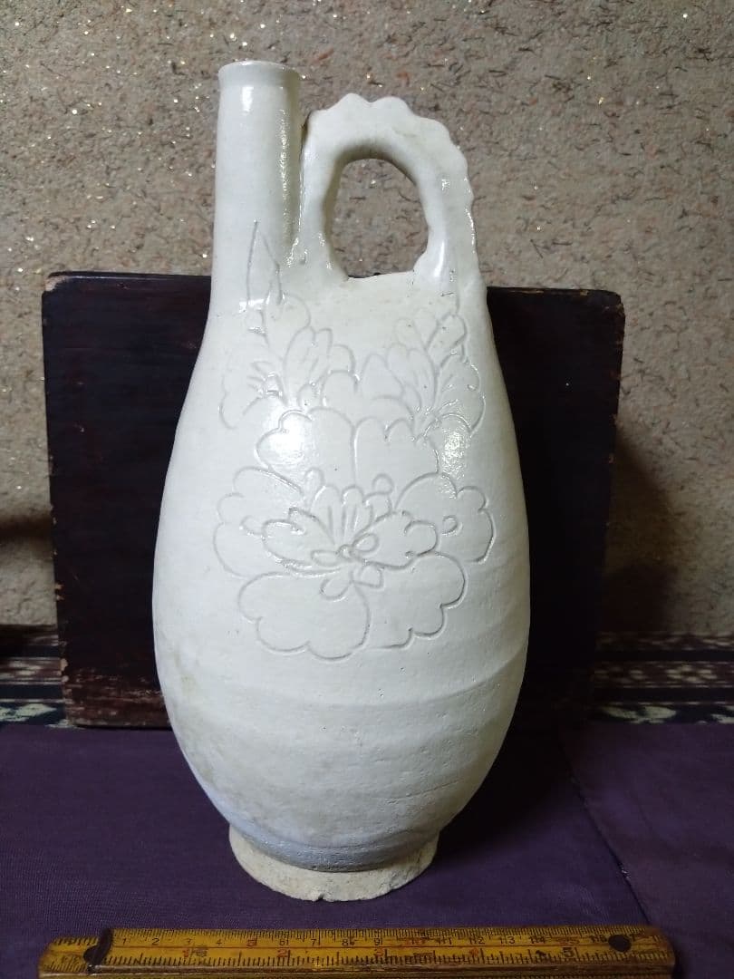 遼時代 白釉 陰刻 芍薬紋　皮嚢壺　鶏冠壺