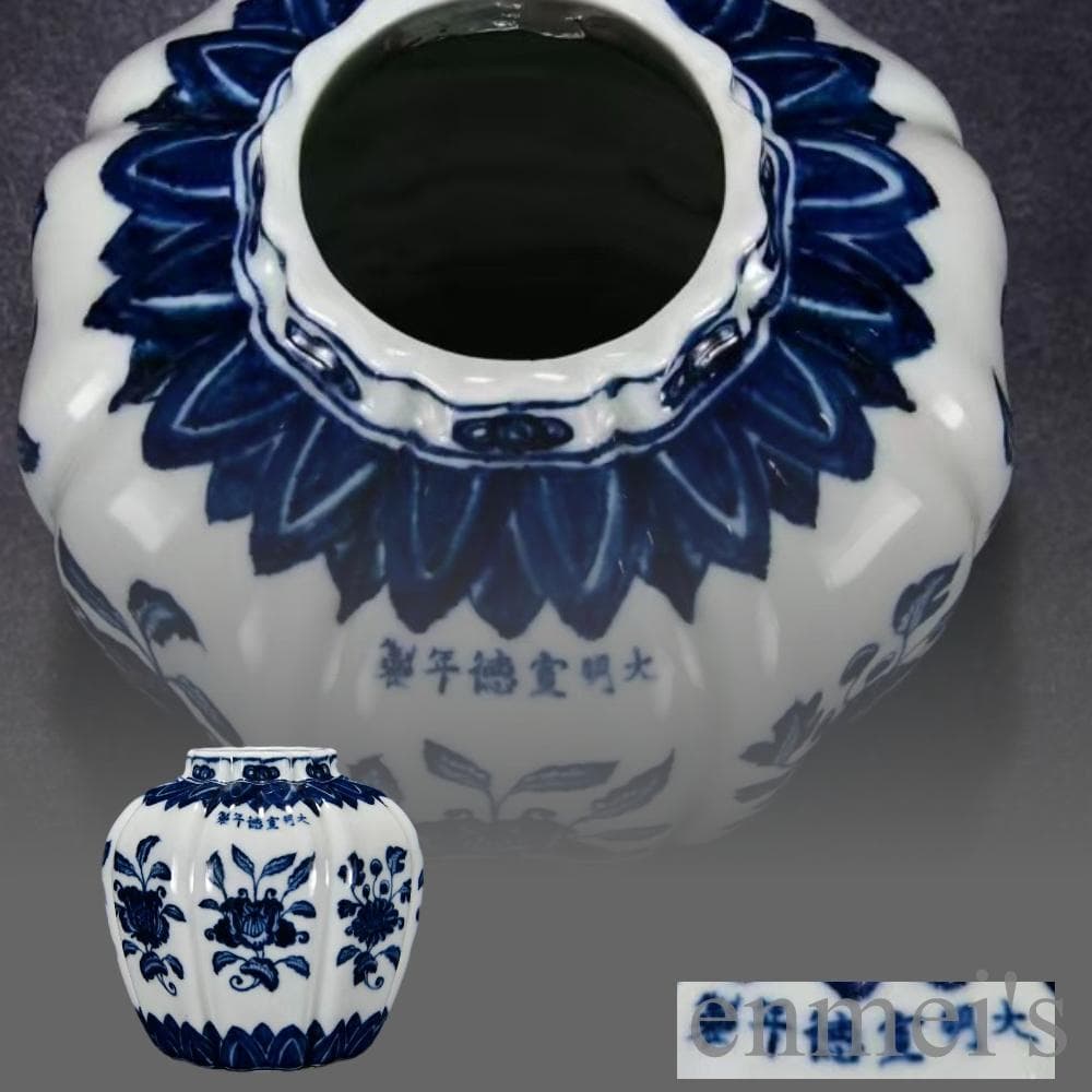 中国古美術・珍品・大明宣徳紋・青花纏枝花紋缶・瓜棱形・青花磁・陶磁器・文房・花瓶