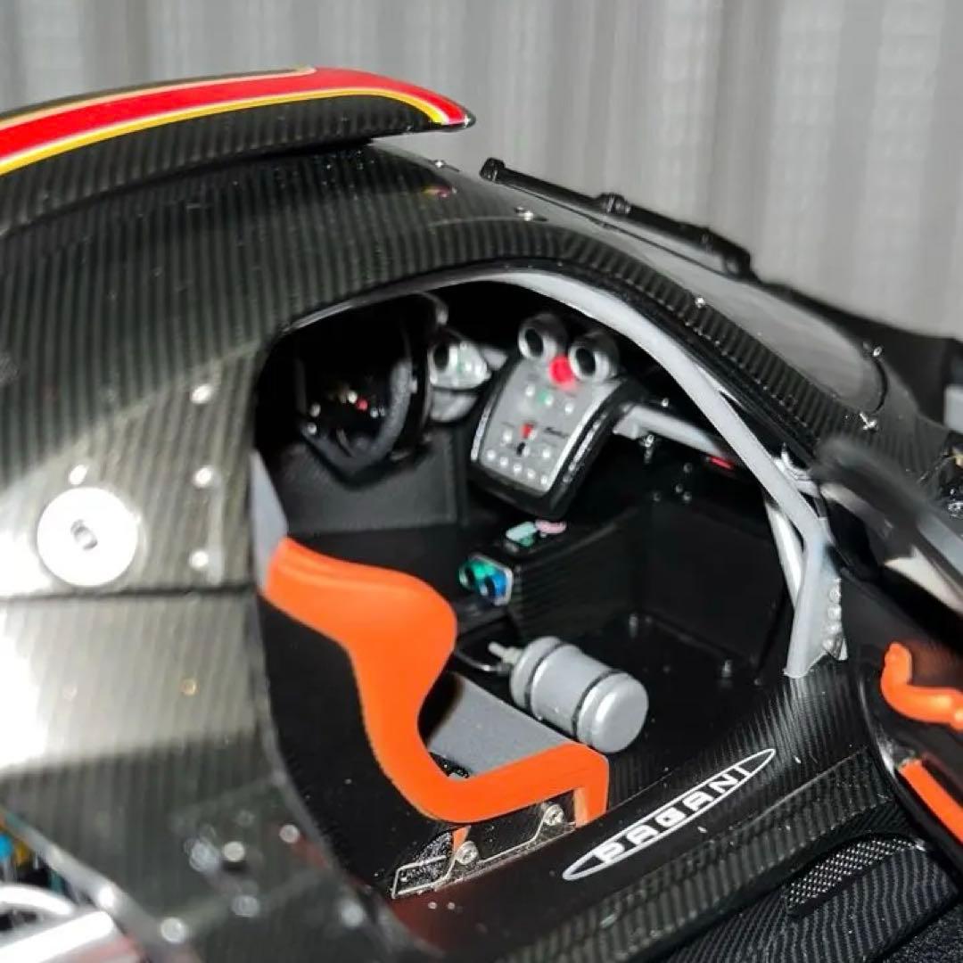 【絶版】オートアート，1/18パガーニゾンダ ホワイト（イタリアンストライプ）