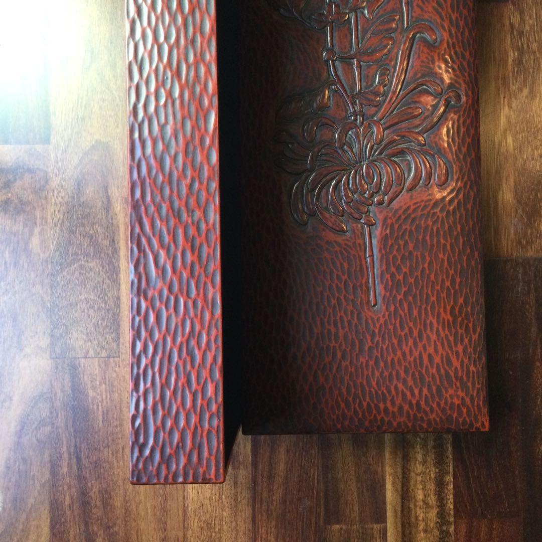 鎌倉彫の箱、菊彫刻施し