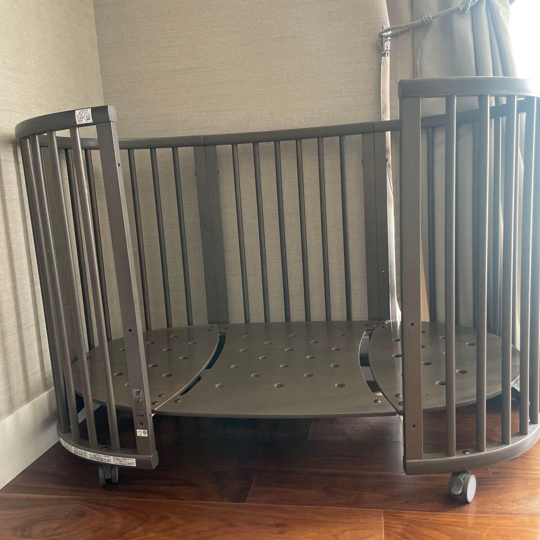 送料込み　STOKKE ストッケ　ベビーベッド キャスター付き