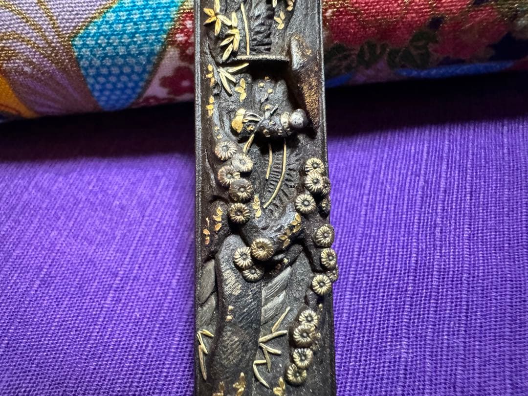 不世出の逸品　三顧礼図　無銘鉄元堂派　小柄　鉄地容彫金銀銅色絵象嵌（目貫笄鍔鐔拵